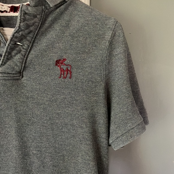 Men’s Abercrombie & Fitch grey polo size Medium - Picture 2 of 3